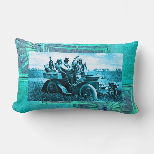 COUSSIN RECTANGLE APACHES ET GERONIMO CONDUISANT UNE VOITURE À MOTEU (Recto)