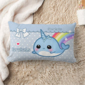 Coussin Rectangle Arc-en-ciel mignon narwhal sur le pois blanc et (Couverture)