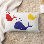 Coussin Rectangle baleines bleues, jaunes et rouges de la marine sur (Couverture)