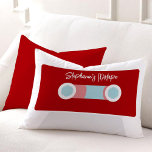 Coussin Rectangle Bande de cassette Red Retro<br><div class="desc">Cet oreiller à jetons personnalisé présente une jolie illustration vectorielle d'une cassette. Vous pouvez ajouter votre propre texte comme votre nom, votre monogramme, vos initiales ou une date spéciale en cliquant sur "CUSTOMISEZ IT!" Parfait pour décorer votre salle de télévision ou de médias, une chambre pour enfants, etc. ou comme...</div>
