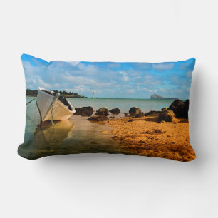 Coussin Rectangle Bateau de pêche sur une plage mauricienne avec un 