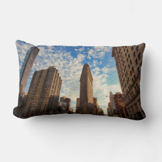Coussin Rectangle Bâtiment Flatiron de NYC, vue large, nuages duve