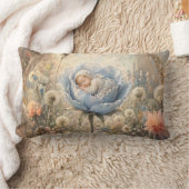 Coussin Rectangle Bébé endormi dans une fleur bleue (Couverture)