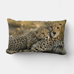 Coussin Rectangle Bébé guépard câlinant avec sa mère