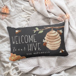 Coussin Rectangle Bienvenue à notre Hive personnalisée<br><div class="desc">Bienvenue aux invités avec ce mignon oreiller lombaire sur le thème des abeilles avec des illustrations aquarelles d'abeilles,  de nid d'abeille et d'une ruche,  avec "bienvenue à notre ruche" en lettrage ivoire. Personnalisez avec votre nom de famille le long du bas.</div>