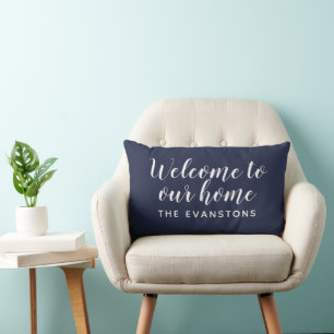 Coussin Rectangle Bienvenue chez nous, écriture bleu minuit