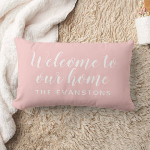 Coussin Rectangle Bienvenue chez nous écriture rose clair