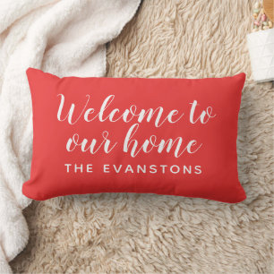Coussin Rectangle Bienvenue chez nous en écriture rouge corail