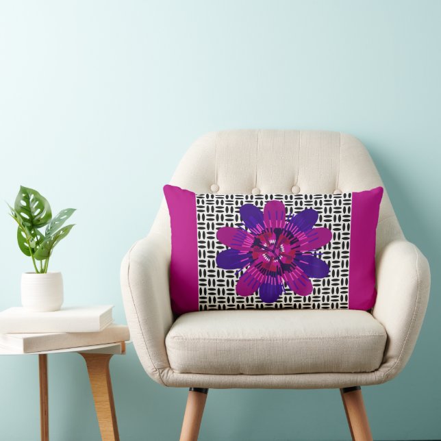 Coussin Rectangle Blossom en rose et violet sur noir et blanc (Chaise)