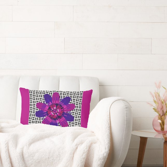 Coussin Rectangle Blossom en rose et violet sur noir et blanc (Canapé)