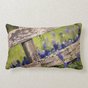 Coussin Rectangle Bluebonnets de Texas autour d'une barrière de pays
