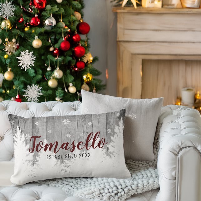 Coussin Rectangle Bois Rustique Hiver Pins Bourguignon Nom (Rustic Wood Winter Pine Trees Burgundy Name Lumbar Pillow)