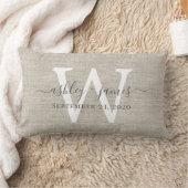 Coussin Rectangle Cadeau de mariage en lin beige et monogramme blanc (Couverture)