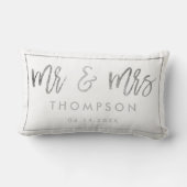 Coussin Rectangle Cadeau de mariage moderne argent et blanc pour M.  (Verso)