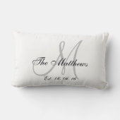 Coussin Rectangle Cadeau de mariage personnalisé avec monogramme gri (Verso)