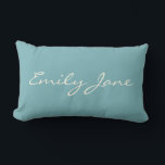 Coussin Rectangle Calligraphie moderne minimaliste Turquoise personn<br><div class="desc">Cet oreiller à jetons personnalisé présente votre nom dans une belle écriture manuscrite en lettrage sur un arrière - plan bleu turquoise élégant. Super idée cadeau.</div>