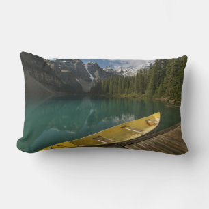 Coussin Rectangle Canot garé à un quai le long du lac Moraine, Banff