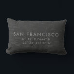 Coussin Rectangle Carte personnalisée San Francisco | Gris charbon<br><div class="desc">Ce coussin californien moderne de San Francisco dispose d'une carte de San Francisco dans une palette de couleurs gris fusain, avec "San Francisco" et des coordonnées personnalisées imprimées en typographie gratuite, qui peuvent toutes être customisées et personnalisées à l'aide des champs fournis. Les résidents de San Francisco apprécieront ce coussin...</div>