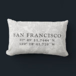 Coussin Rectangle Carte San Francisco personnalisée | gris clair<br><div class="desc">Custom San Francisco, California coussin dispose d'une carte de San Francisco dans une palette de couleurs gris clair et blanc, avec "San Francisco" et des coordonnées personnalisées imprimées en typographie gratuite, qui peuvent toutes être customisées et personnalisées à l'aide des champs fournis. Les résidents de San Francisco apprécieront ce coussin...</div>