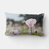 Coussin Rectangle Champ d'été avec des fleurs lilas en fleurs. (Verso)
