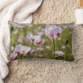 Coussin Rectangle Champ d'été avec des fleurs lilas en fleurs. (Couverture)