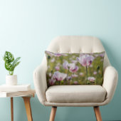 Coussin Rectangle Champ d'été avec des fleurs lilas en fleurs. (Chaise)