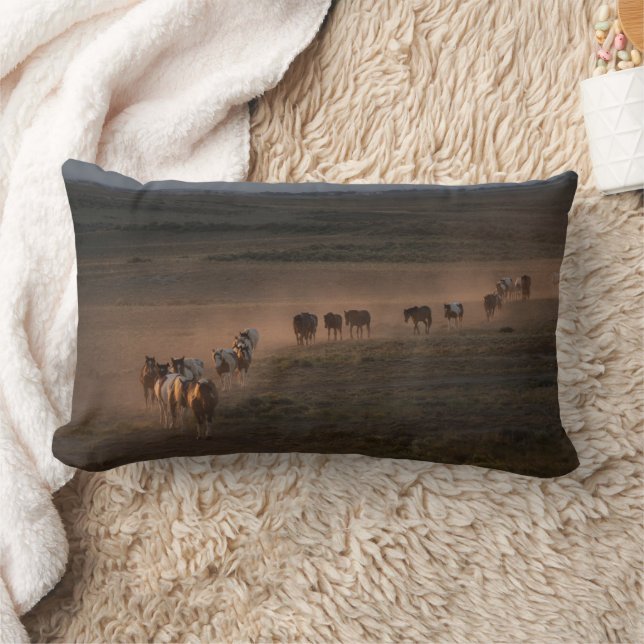 Coussin Rectangle Chevaux sauvages marchant vers le désert (Couverture)