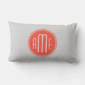 Coussin Rectangle Chevron gris et monogramme personnalisé corail (Verso)