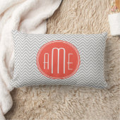 Coussin Rectangle Chevron gris et monogramme personnalisé corail (Couverture)