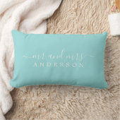 Coussin Rectangle Chic Script M. Mme Bright Blue Monogramme marié (Couverture)