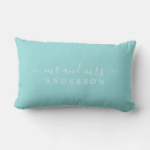 Coussin Rectangle Chic Script M. Mme Bright Blue Monogramme marié (Verso)