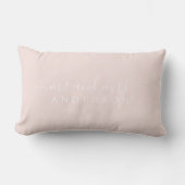 Coussin Rectangle Chic Script Mr Mme Pastel Pink Monogramme nouvelle (Recto)
