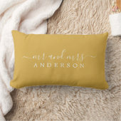 Coussin Rectangle Chic Script Mr Mme Yellow Ochre Monogramme nouvell (Couverture)