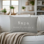Coussin Rectangle Coordonnées de ville personnalisées Lancer l'oreil<br><div class="desc">Montrez votre amour pour votre ville natale ou la ville actuelle avec nos coordonnées personnalisées Lombbar lancer oreiller. Montré pour Napa, Californie, notre coussin gris et blanc neutre comprend votre nom de ville, latitude et longitude en lettres vintages blanches. Entrez votre nom de ville et vos coordonnées en utilisant les...</div>