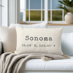 Coussin Rectangle Coordonnées de ville personnalisées Lancer l'oreil<br><div class="desc">Montrez votre amour pour votre ville natale ou la ville actuelle avec nos coordonnées personnalisées Lombbar lancer oreiller. Montré pour Sonoma, Californie, notre coussin de crème d'ivoire neutre comprend votre nom de ville, latitude et longitude en lettres vintages au charbon de bois. Entrez votre nom de ville et vos coordonnées...</div>