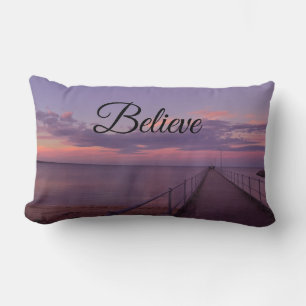 Coussin Rectangle Croire sur un coucher de soleil violet,