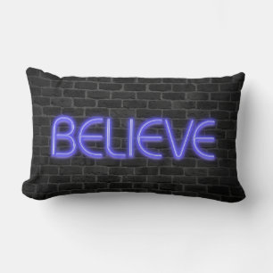 Coussin Rectangle Croire texte en néon sur brique
