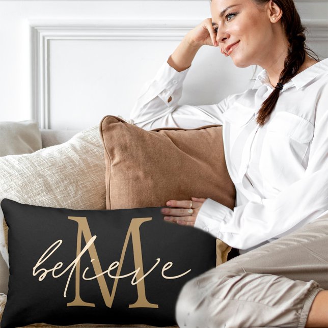 Coussin Rectangle Croyez Elegant Script Gold Monogramme initial Noir (Créateur téléchargé)