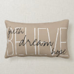 Coussin Rectangle Croyez le carreau rêveur d'espoir de foi<br><div class="desc">La conception chic simple et mignonne de carreau avec croient, rêvent, foi et espoir dans la typographie manuscrite ou ajoutent votre propre texte fait sur commande. Fait un grand cadeau pour toutes les occasions. Cliquez sur la "personnaliser il !" boutonnez pour changer la taille des textes, couleur des textes, style...</div>
