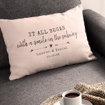 Coussin Rectangle Custom Chic Rose Où Tout A Commencé La Journée Des<br><div class="desc">Célébrez votre amour avec cet oreiller chic et romantique avec l'emplacement et la date que vous avez rencontré dans une machine à écrire vintage au charbon et la conception de script avec douces flèches dessinées à la main. Choisissez votre propre couleur et personnalisez ce design personnalisé avec vos propres noms...</div>
