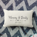 Coussin Rectangle Custom Modern Mommy & Daddy Nouveau cadeau Parents<br><div class="desc">Célébrez la naissance de votre enfant avec ce chic pillow style maison de ferme avec vos noms et l'année établie dans une machine à écrire vintage au charbon et la conception de script à côté de douces flèches dessinées à la main et coeur. Choisissez votre propre couleur arrière - plan...</div>