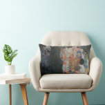 Coussin Rectangle Décès et vie par Gustav Klimt Art Nouveau Vintage<br><div class="desc">Death and Life (1908) de Gustav Klimt est une peinture d'art vintage de l'époque victorienne Symbolisme qui présente deux parties distinctes, Life and Death. Sur la gauche, la mort est représentée par une faucheuse sombre classique au crâne moussant, recouverte d'une robe sombre ornée d'une croix religieuse. Sur la droite se...</div>