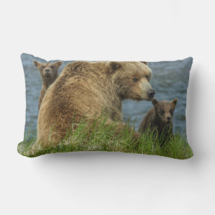 Coussin Rectangle Deux oursons bruns avec leur mère près de l'eau