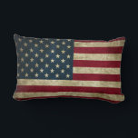 Coussin Rectangle Drapeau vintage Patriotique Russe Grunge États-Uni<br><div class="desc">Célébrez votre amour pour les USA avec notre Vintage Patriotique Rustic Grunge American Flag Throw Pillow. Cette coussin élégante est décorée dans un style américain magnifiquement suranné, parfait pour ajouter une touche de charme rustique à votre décor. Fabriqué à partir de matériaux de haute qualité, ce coussin offre à la...</div>