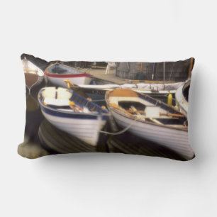 Coussin Rectangle Du brouillard entoure quatre bateaux amarrés.