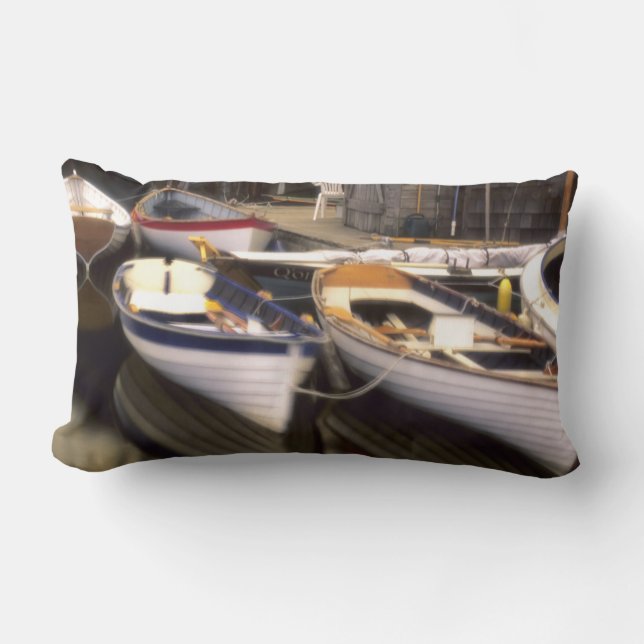 Coussin Rectangle Du brouillard entoure quatre bateaux amarrés. (Recto)