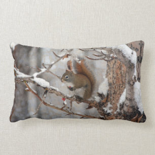 Coussin Rectangle Écureuil d'hiver, neige et baies rouges Conception