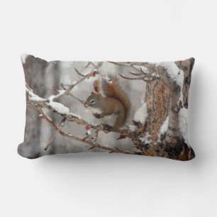 Coussin Rectangle Écureuil d'hiver, neige et baies rouges Conception