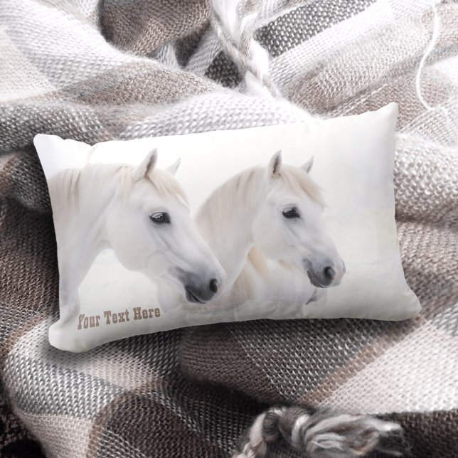 Coussin Rectangle Élégant Chevaux de rêve blanc neige (Pillow featuring a dreamy painting of white horses)