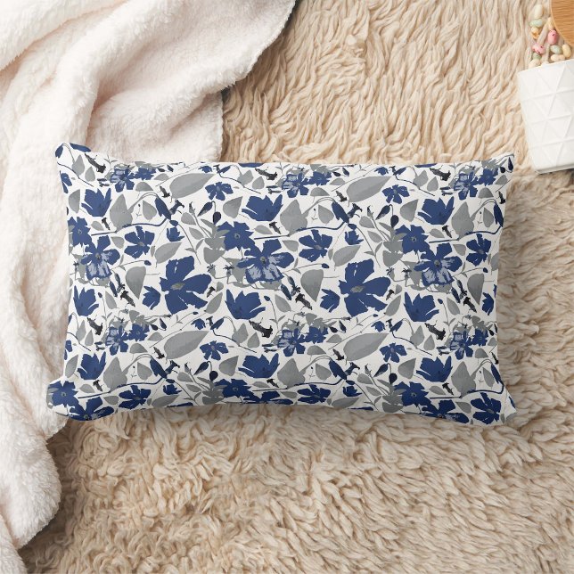 Coussin Rectangle Elégant Clematis Vin Floral Aquarelle (Clematis Vine Elegant Blue Gray Flowers home decor pillow from Studio Posies. )